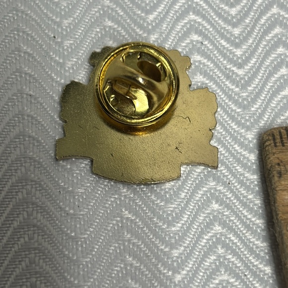 Niagara Falls lapel pin - Picture 2 of 3